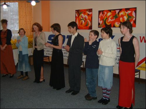 kategorii do 15 let ovladli plavci zleva: trenerka Fikejsova a zavodnici Doubicova,<br>Rehurkova, Bergmanova, Haase, Bartonicek, Zieminska, Moravkova
