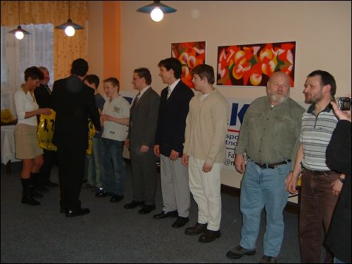 kolektivy nad 15 let� ligovi dorostenci JUDO se svymi trenery<br>a realizacni tym extraligovych basketbalistek s hrackami Boreckou a Brantlovou