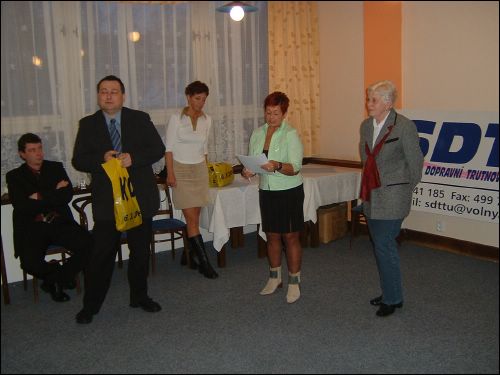ceny nejlepsim funkcionarum predal starosta Adamec: oceneni byli pani Tumova,<br>Ing. Podlipny a cerstvy sedmdesatnik Ladislav Nemec